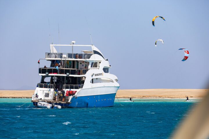 Kitesurf Next to the boat