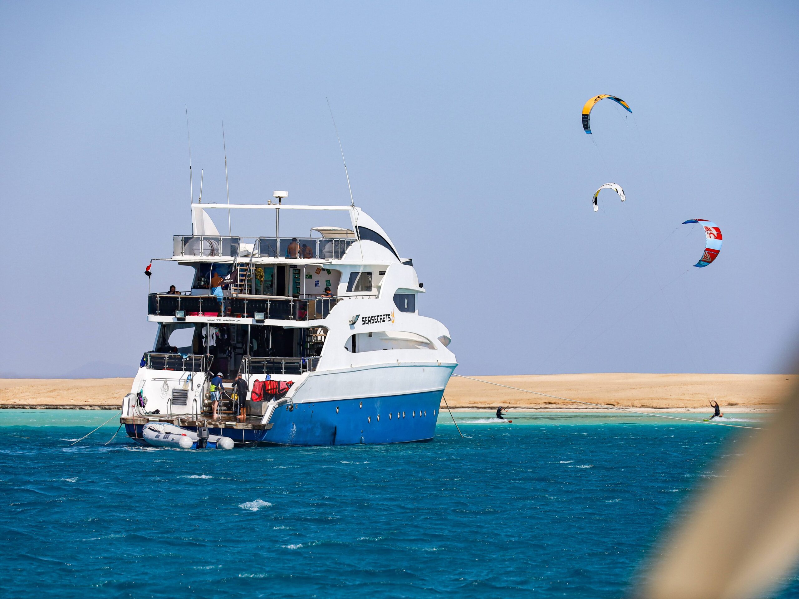 Kitesurf Next to the boat